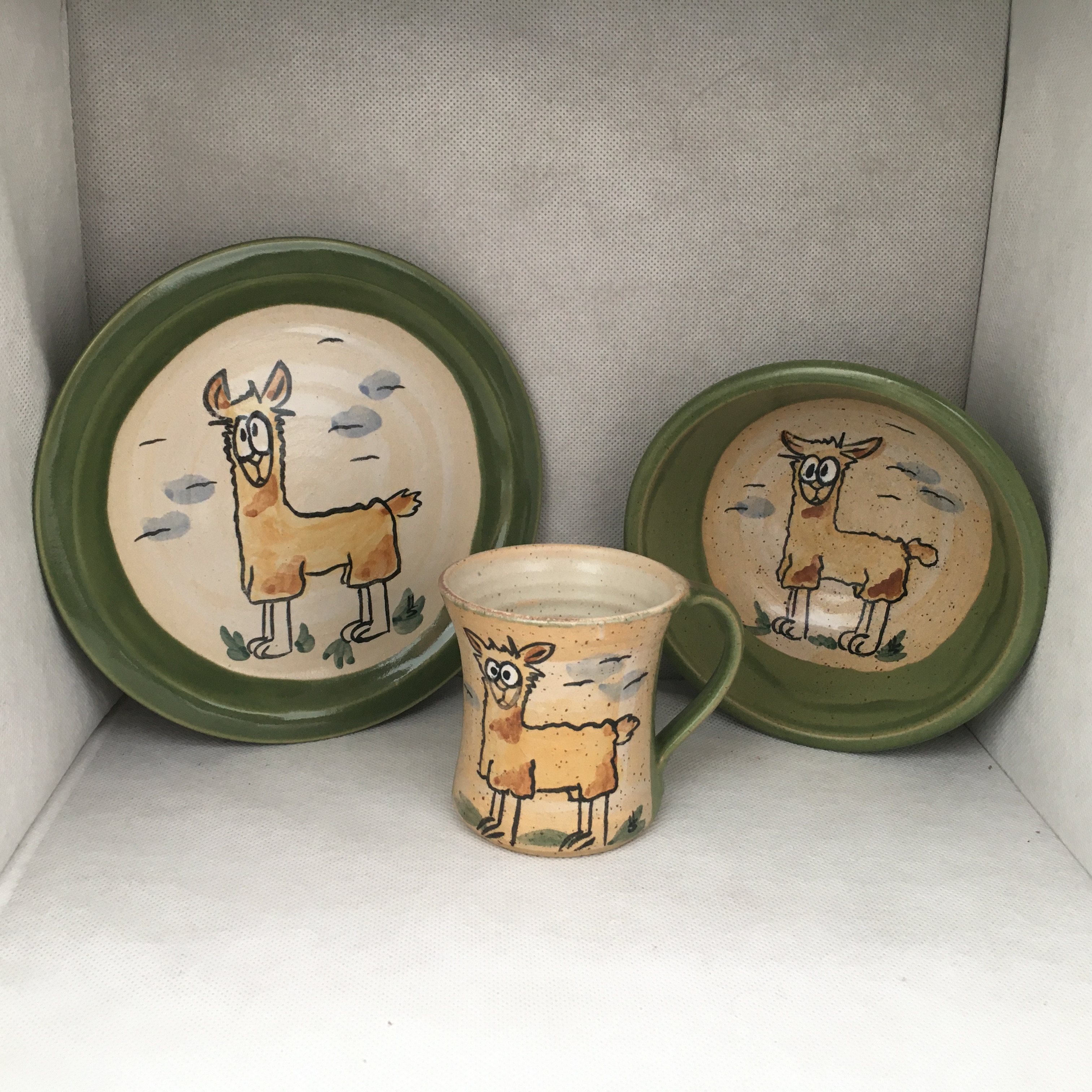 Handgemachtes Comic-Keramik-Set Lama grün – handgemacht Bad Kissingen