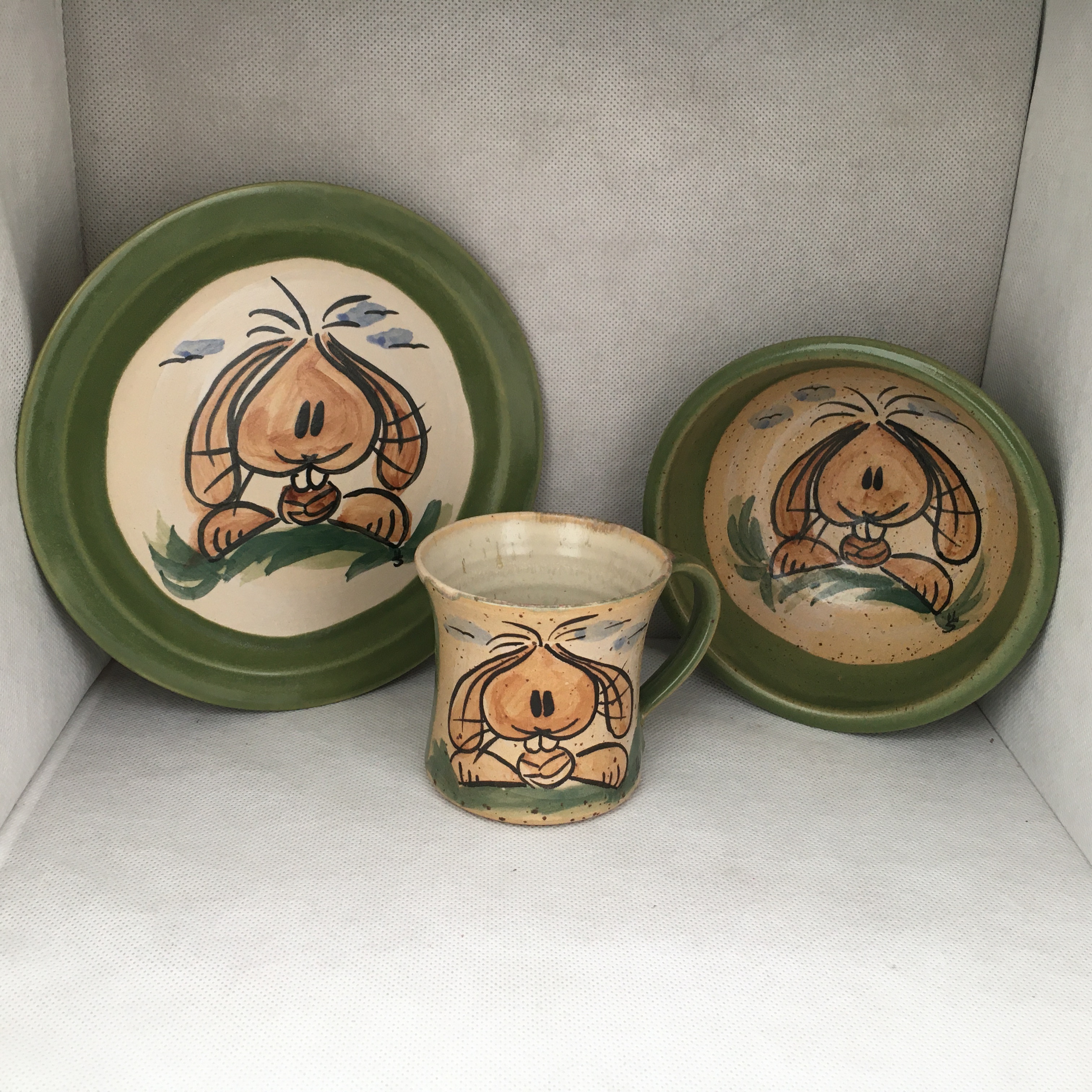 Handgemachtes Comic-Keramik-Set Hase grün – handgemacht Keramik