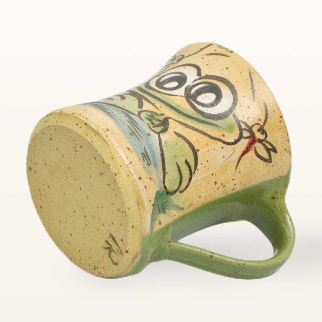 Boden einer grünen Keramik Tasse mit Frosch Motiv sowie Töpfersignatur und Marktziffer