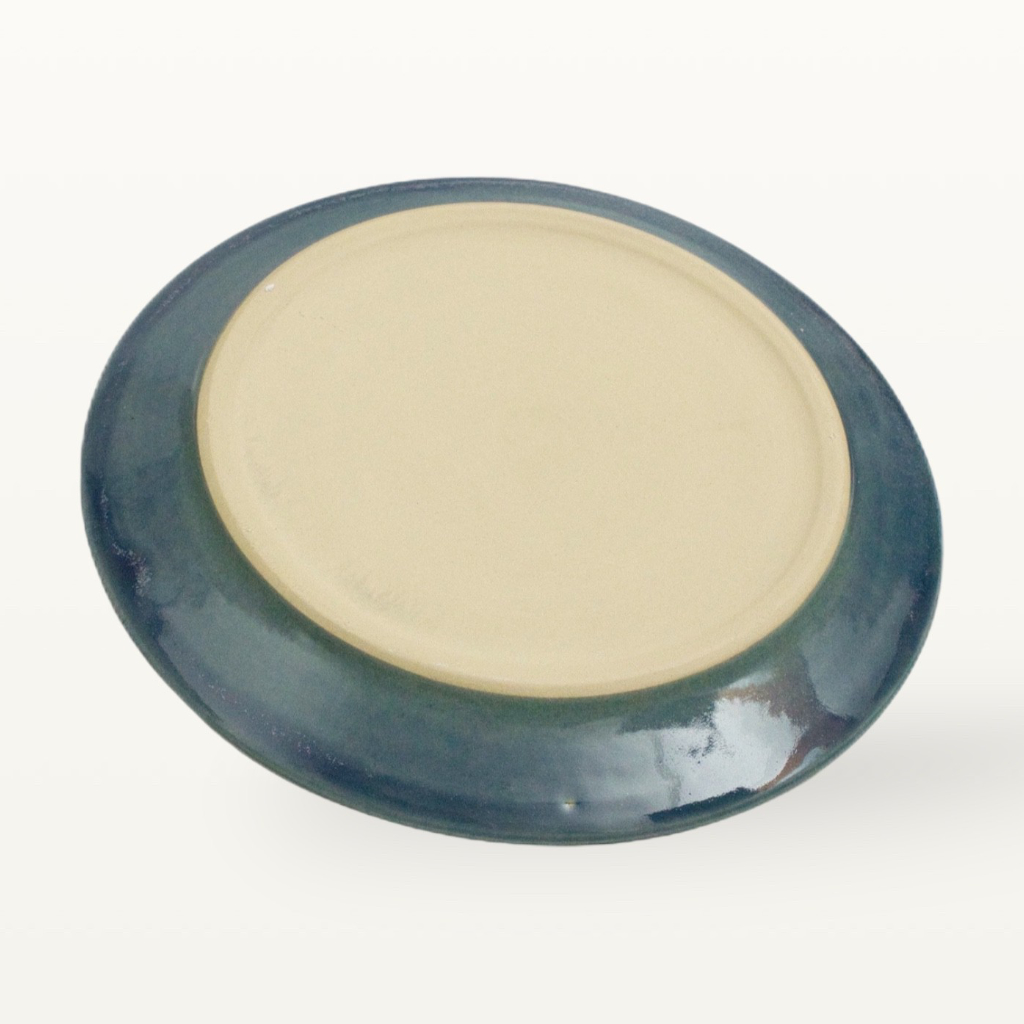 Rueckseite eines blauen Keramik Tellers mit glatter unglasierter Standflaeche aus Bad Kissingen