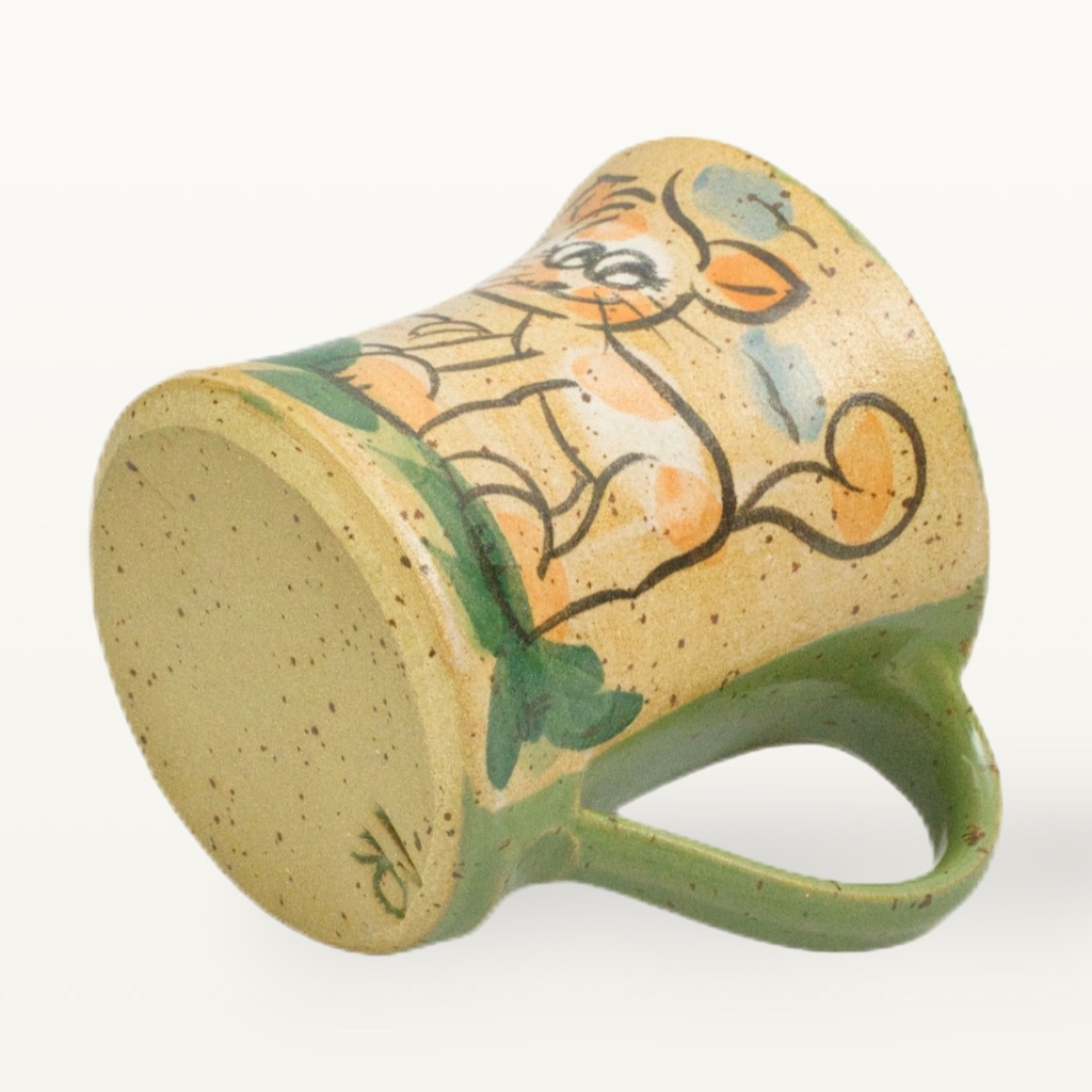 Keramikboden der grünen Katzen Tasse mit eingestempelter Kennziffer als Herkunftsnachweis