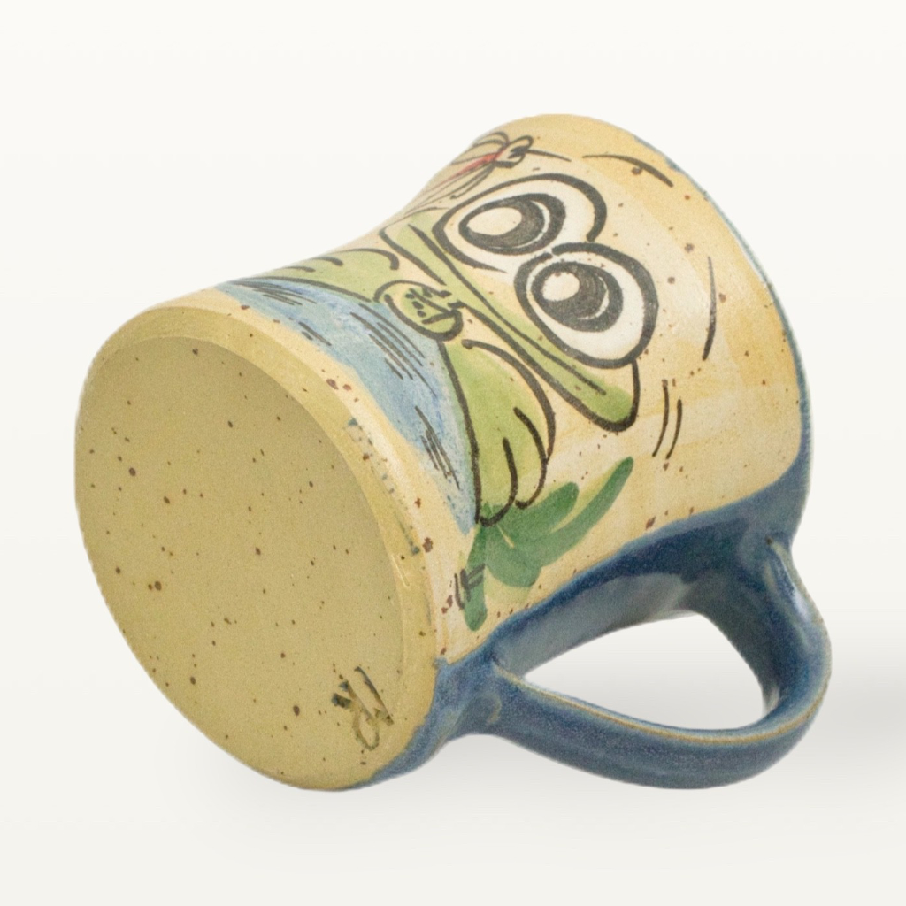 Unterseite der blauen Frosch Tasse mit eingestempeltem Werkstatt Siegel und individuellem Herkunftscode
