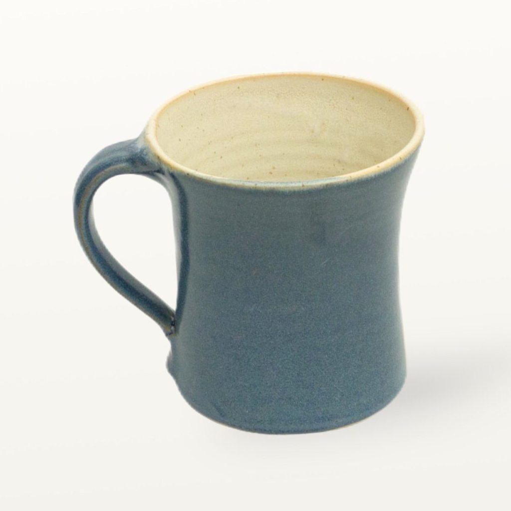 Seitenansicht einer handgemachten blauen Keramiktasse mit Fokus auf die Glasur aus Bad Kissingen.