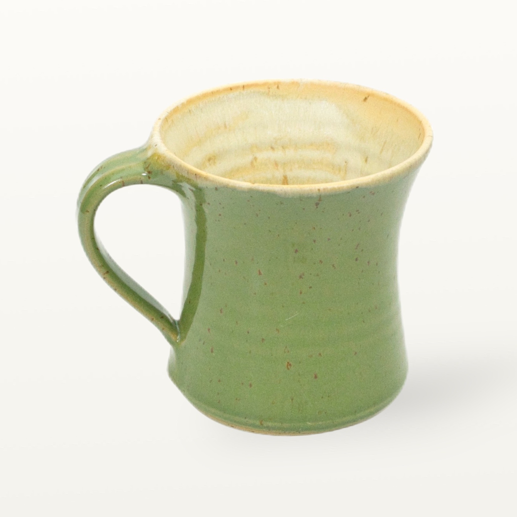 Detailaufnahme der grünen Glasur einer handgefertigten Tasse aus hochwertiger Keramik.