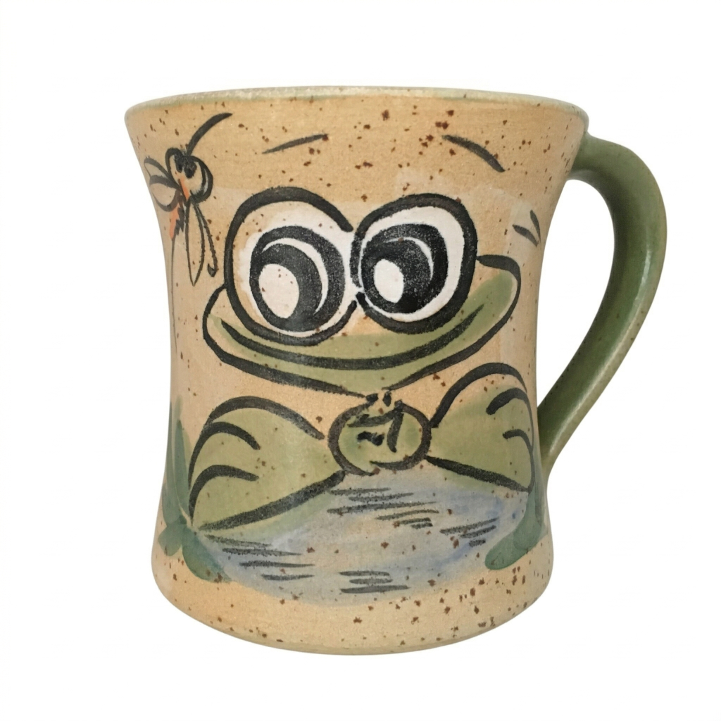 Detailreiches Frosch Motiv in Grün auf handgefertigter Keramik Tasse mit Libellen Verzierung