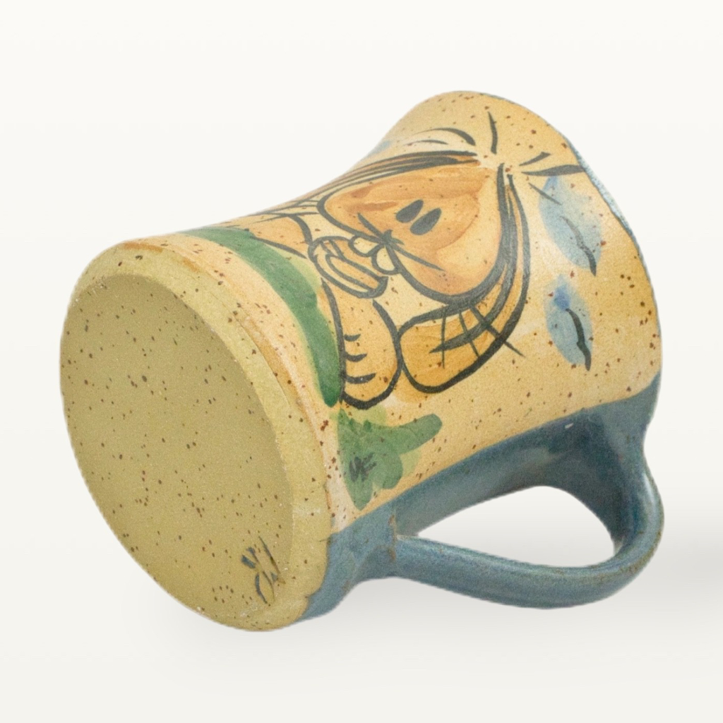 Unterseite der blauen Hasen Tasse mit dem Werkstattzeichen MR und aktuellem Herkunftscode