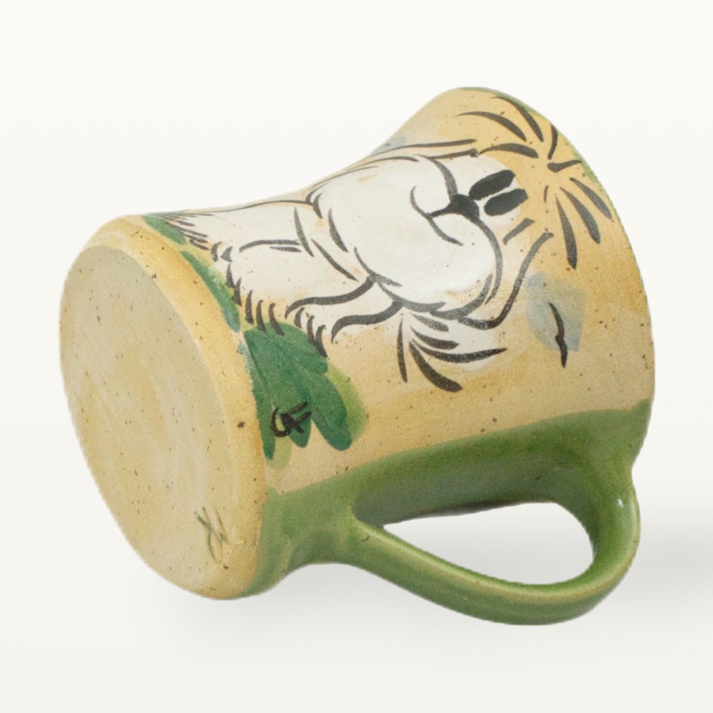 Keramikboden der grünen Hunde Tasse mit individueller Marktziffer und regionalem Siegel  Creme: