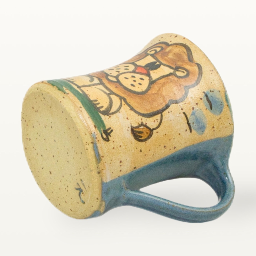 Unterseite der blauen Löwen Tasse mit handgemaltem Töpfercode und regionalem Herkunftsnachweis