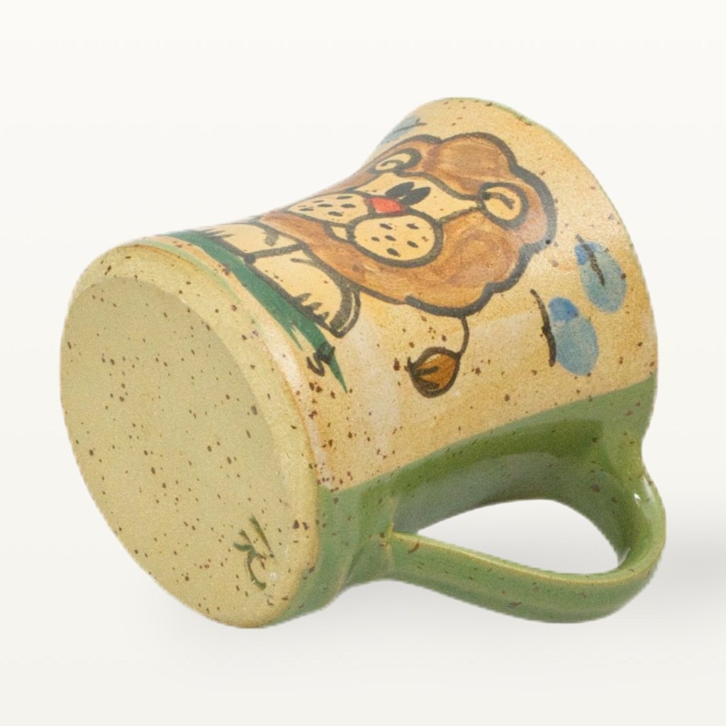 Keramikboden der grünen Löwen Tasse mit individueller Marktziffer als Nachweis für Handarbeit