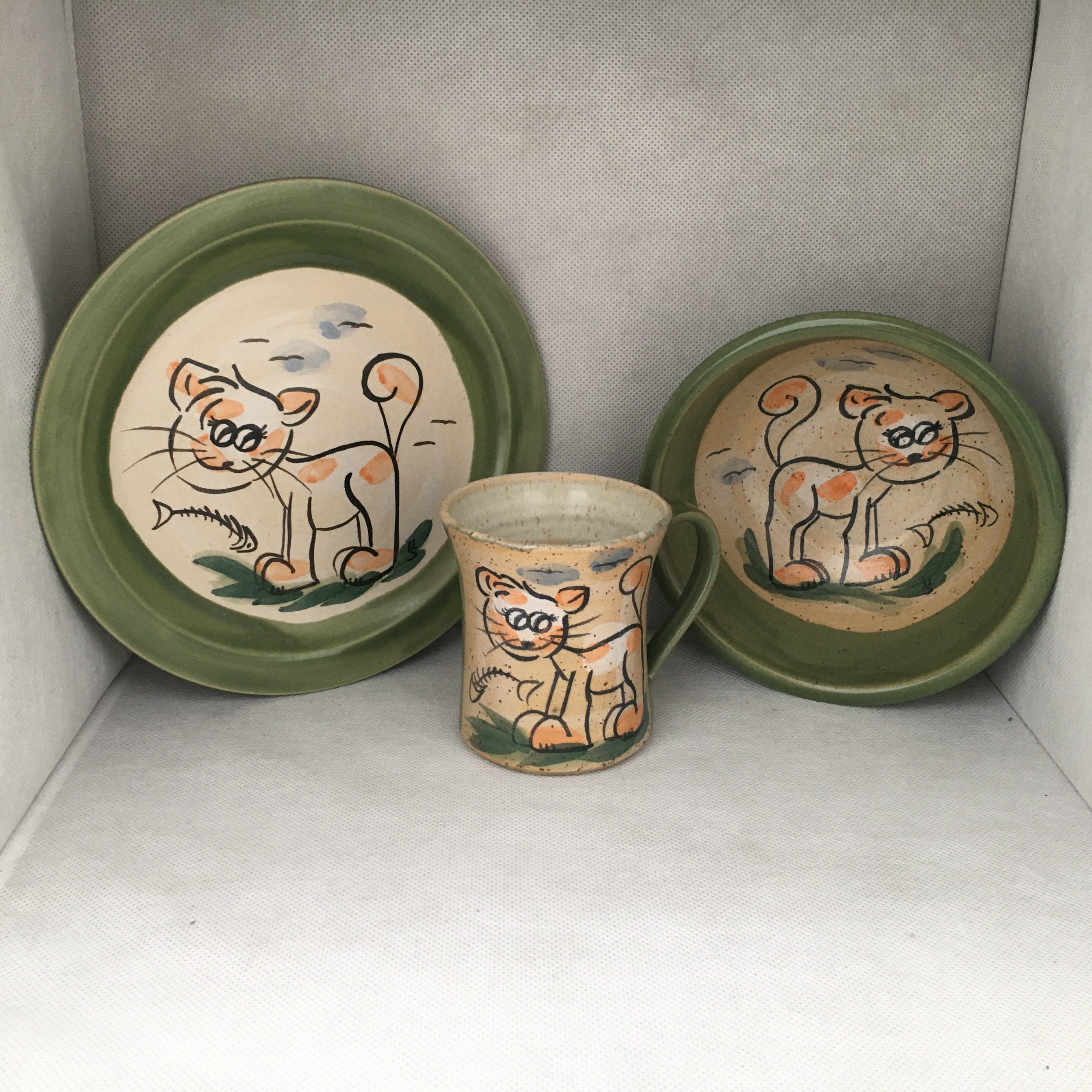 Handgemachtes Comic-Keramik-Set Katze grün – handgemacht Deutschland