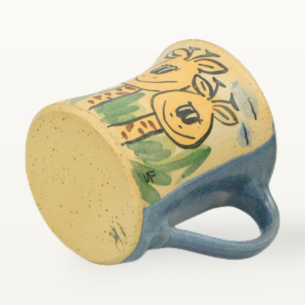 Unterseite der blauen Giraffen Tasse mit dem Werkstattzeichen MR und individuellem Herkunftscode