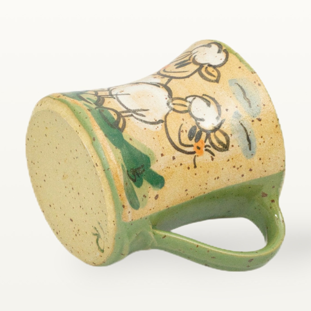 Keramikboden der grünen Schaf Tasse mit individueller Marktziffer als Nachweis für Handarbeit