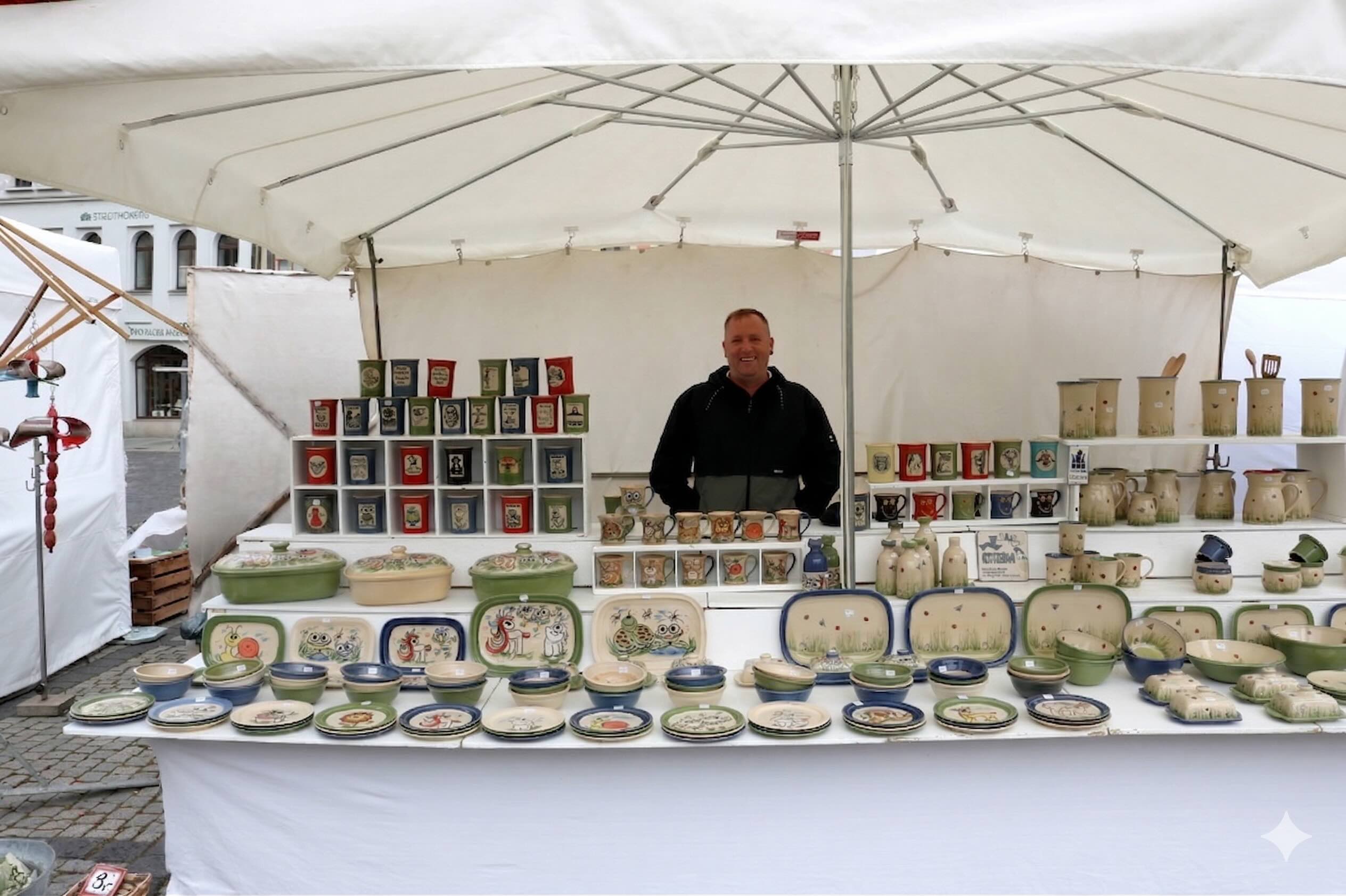 Keramikmeister Marcel Reiß am Marktstand auf dem Töpfermarkt Naumburg
