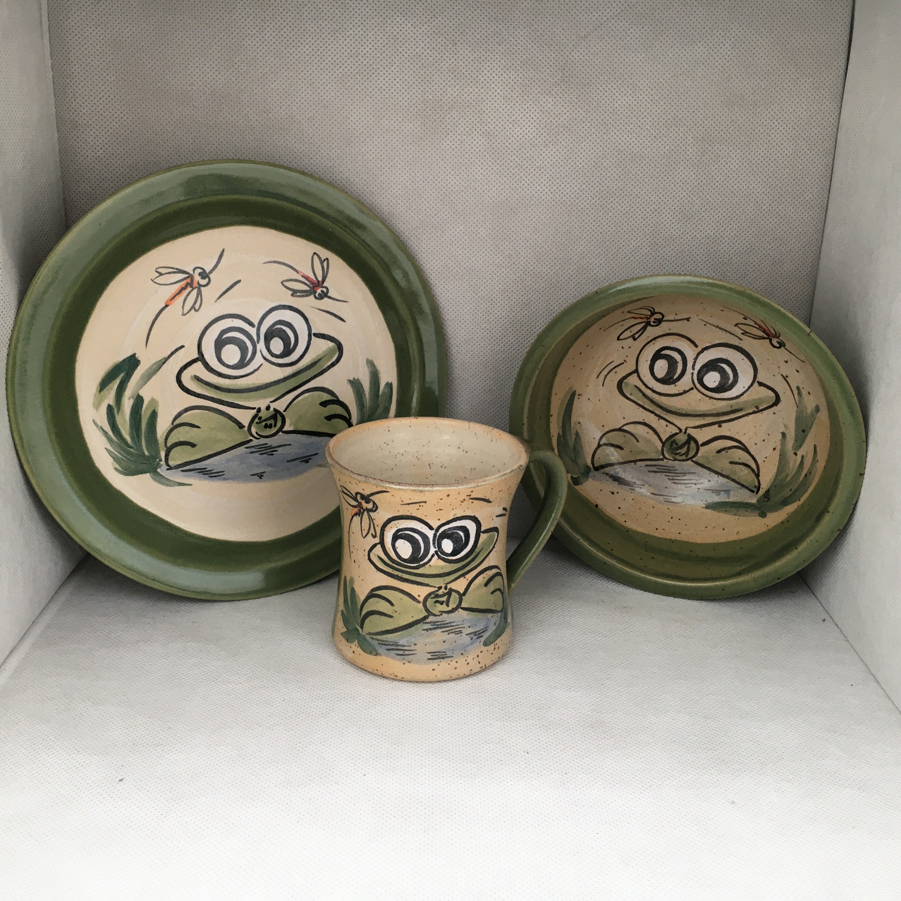 Handgemachtes Comic-Keramik-Set Frosch grün – handgemacht Deutschland