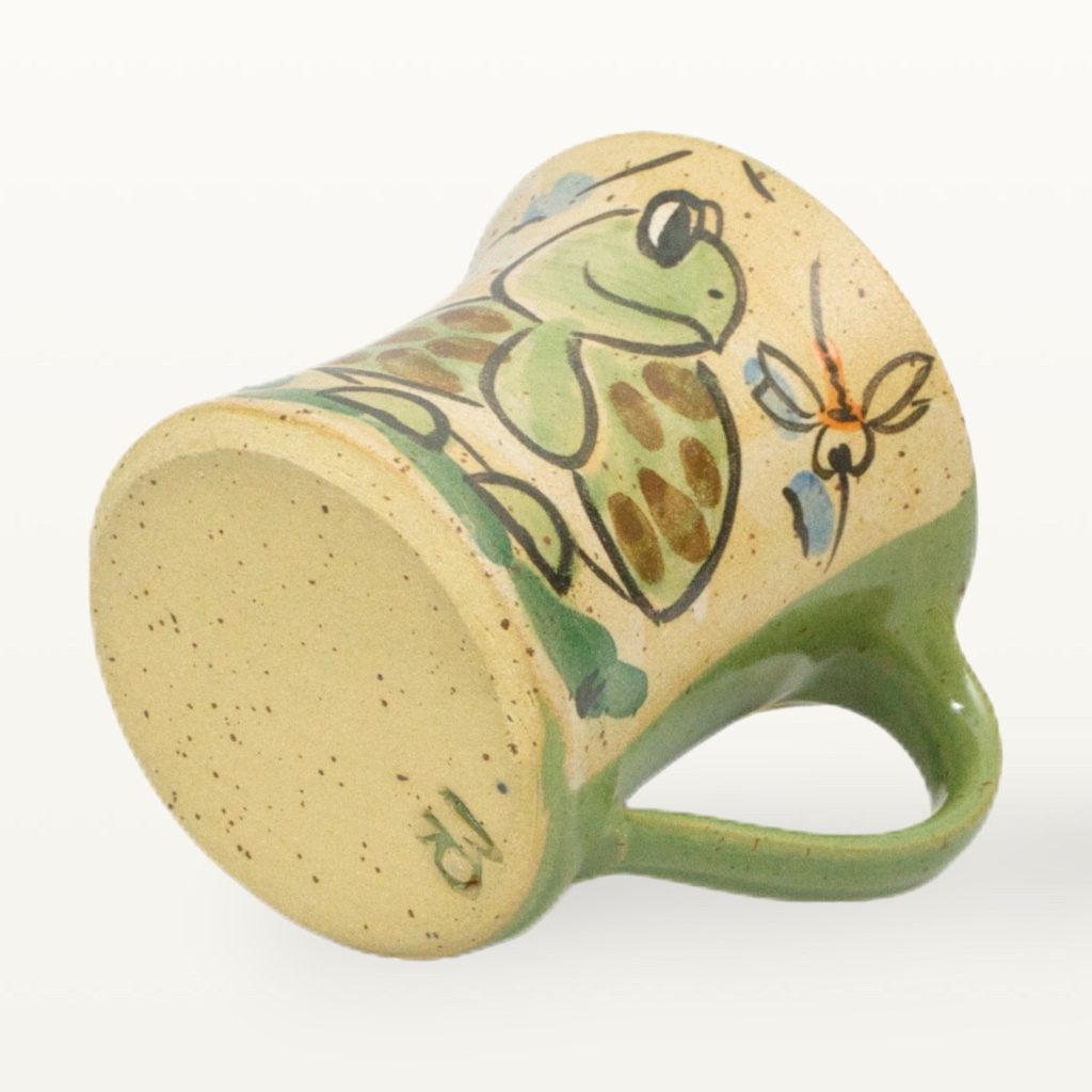 Keramikboden der grünen Schildi Tasse mit individueller Marktziffer als Nachweis fuer Handarbeit
