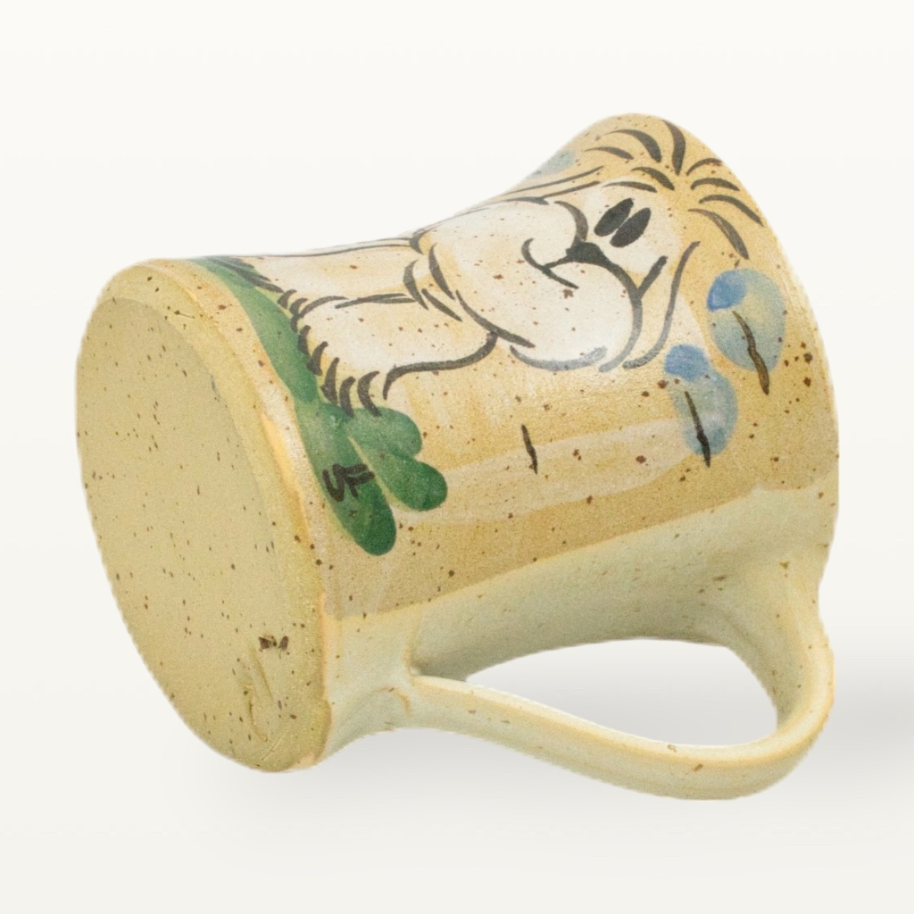 Boden einer cremefarbenen Hunde Tasse mit eingestempelter Kennnummer als Nachweis für Handarbeit